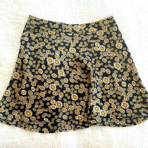 Adorable Free People daisy mini skirt 🌼